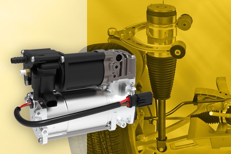 Magneti Marelli Parts & Services compressor voor pneumatische ophanging op de voorgrond, met wiel, as en luchtveringssysteem op de achtergrond ter illustratie van de toepassing van het onderdeel.